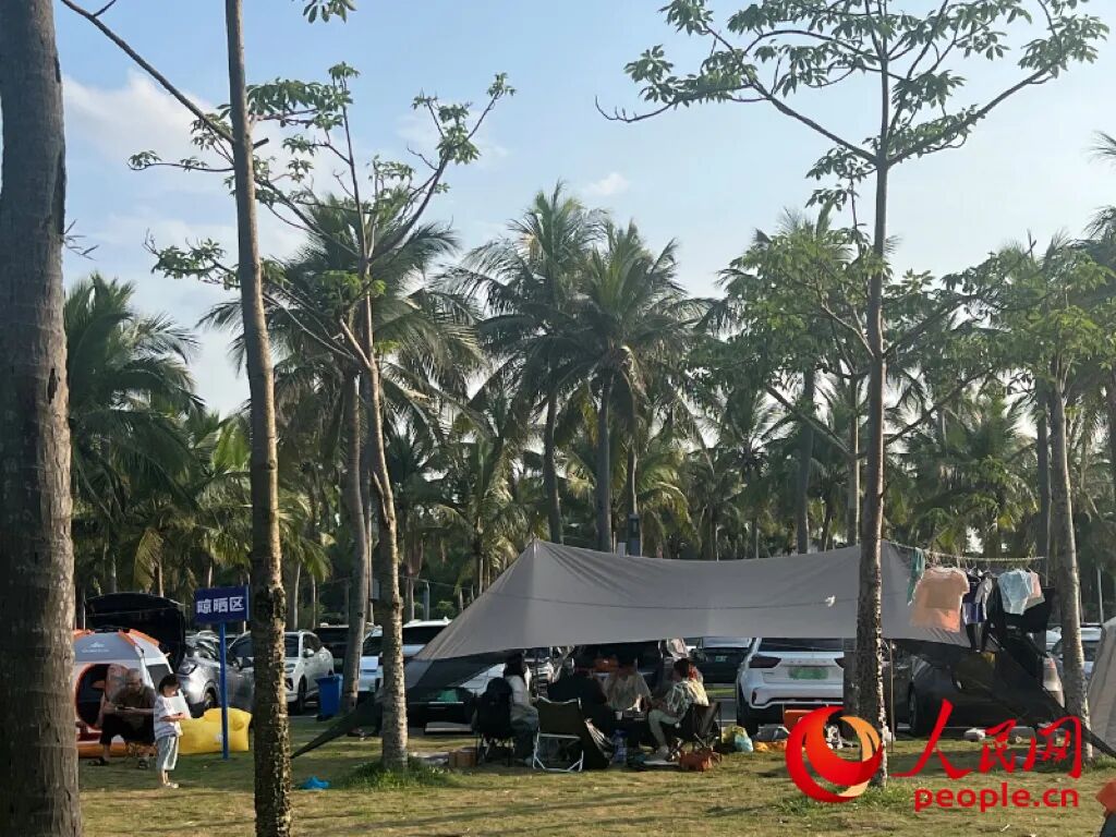 在海口市，部分停车场划出了晾晒区。人民网记者 李学山摄