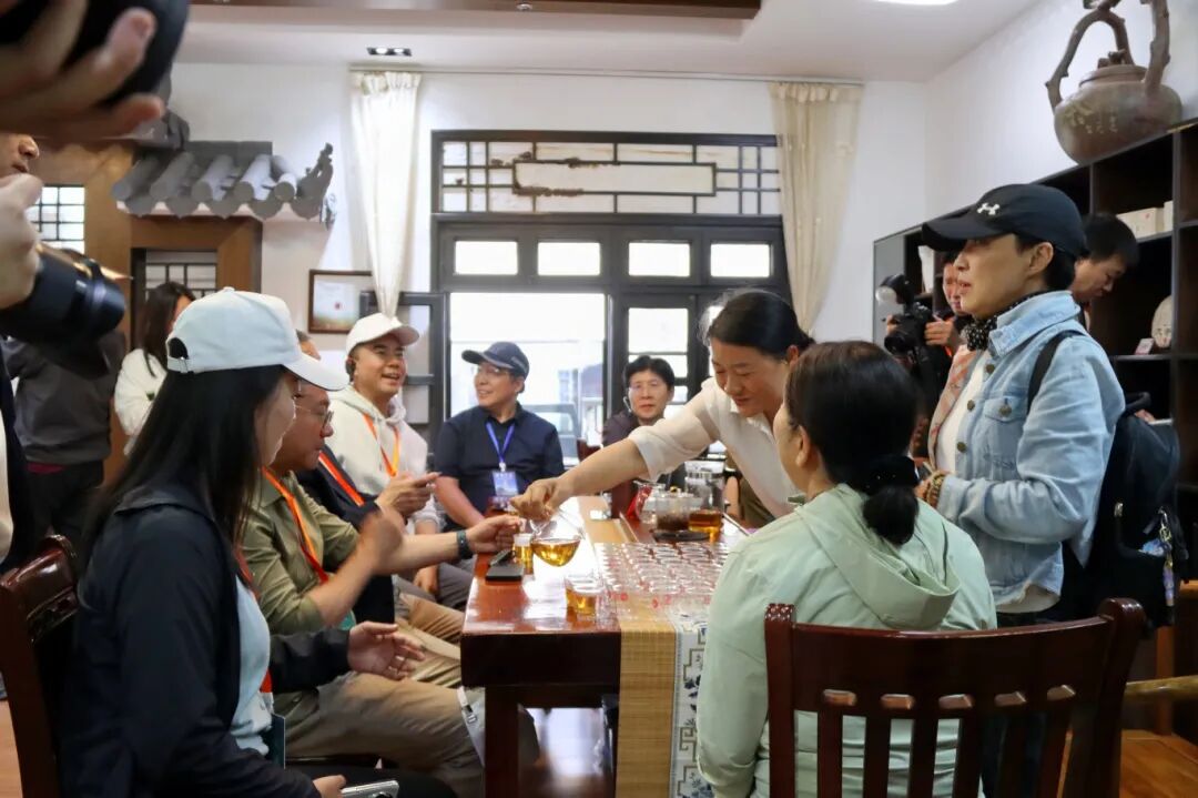 代表团品鉴滇红茶.jpg
