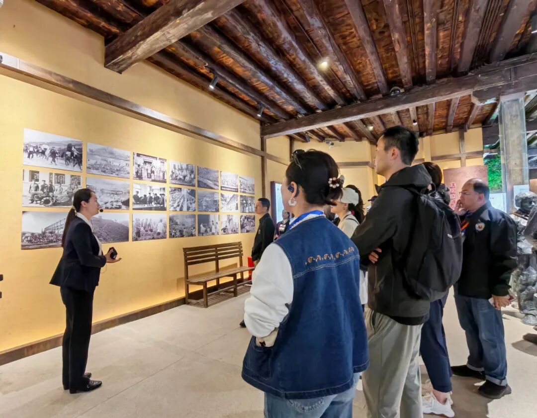 代表团在滇红活态博物馆了解滇红茶发展历程.jpg