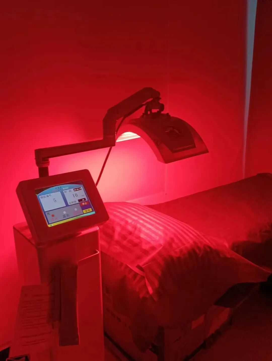 光疗时为什么黑眼罩黄光疗法的「光子密码」：590nm波长如何让黑色素集体罢工？_https://www.jmylbn.com_新闻资讯_第1张