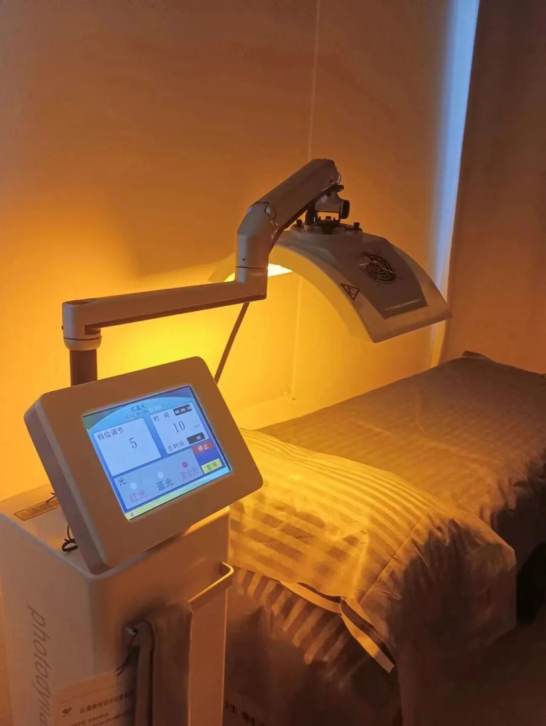 光疗时为什么黑眼罩黄光疗法的「光子密码」：590nm波长如何让黑色素集体罢工？_https://www.jmylbn.com_新闻资讯_第3张