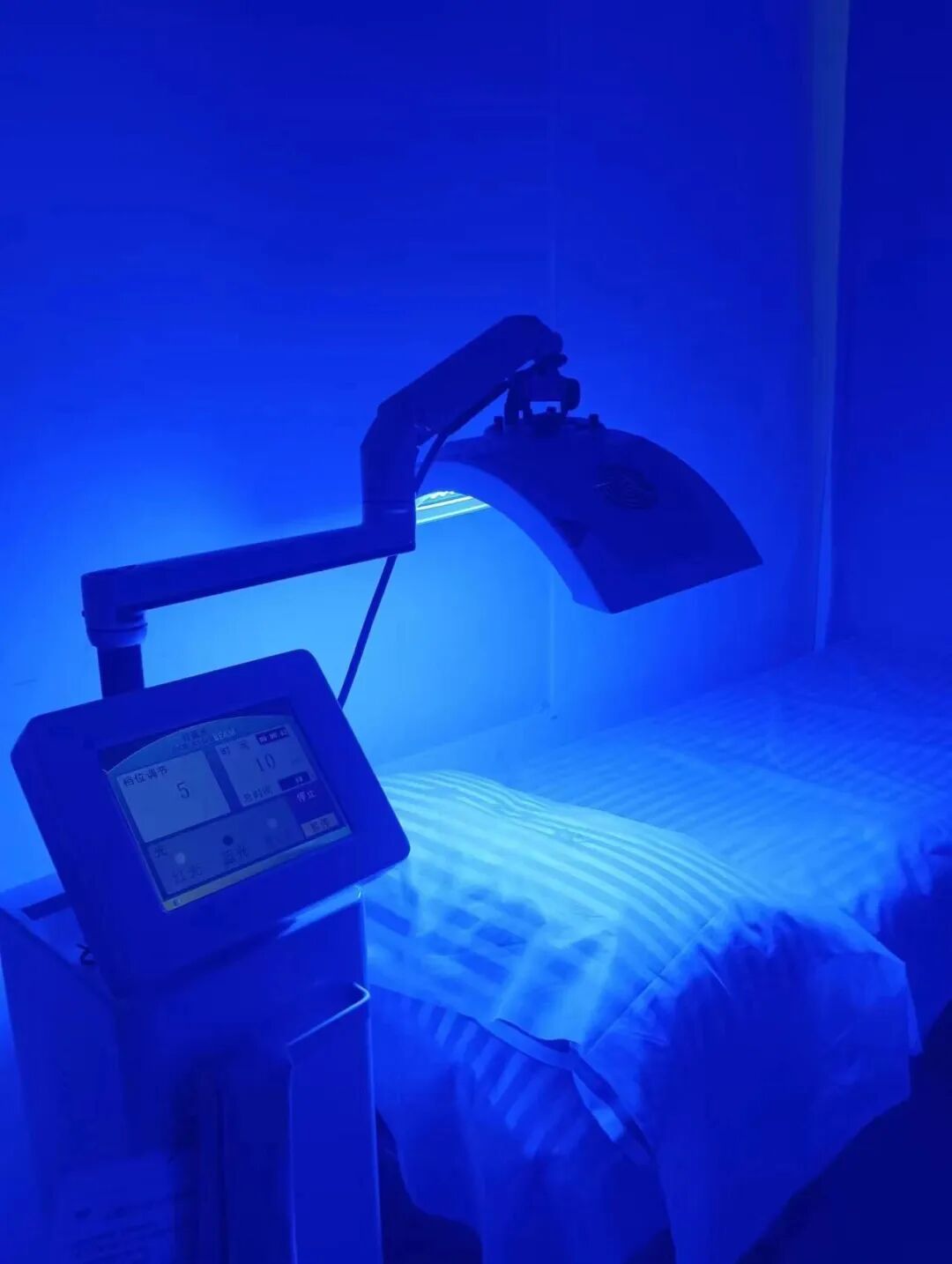 光疗时为什么黑眼罩黄光疗法的「光子密码」：590nm波长如何让黑色素集体罢工？_https://www.jmylbn.com_新闻资讯_第2张