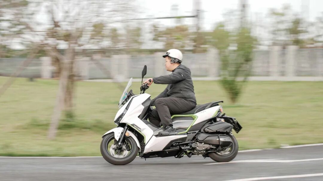 踏板细节对比丨售价13555元的台荣荣250能否成为性价比最高车型?