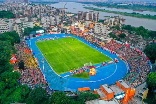 粤超佛山主场首站，三水联动场内场外、线上线下、赛场商圈形成全域狂欢。图为三水区云秀山体育场。三宣供图