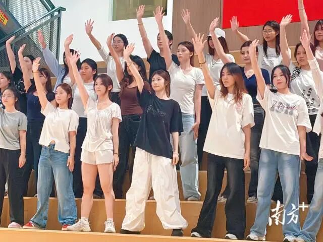 在粤超肇庆主场对战云浮队的前一夜，30余位啦啦队成员在排练舞蹈。南方+ 刘舜欣 摄