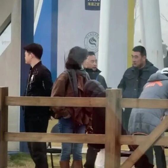 杨乐乐带儿子参加马术比赛!显疲惫汪涵又缺席,11岁沐沐有点紧张