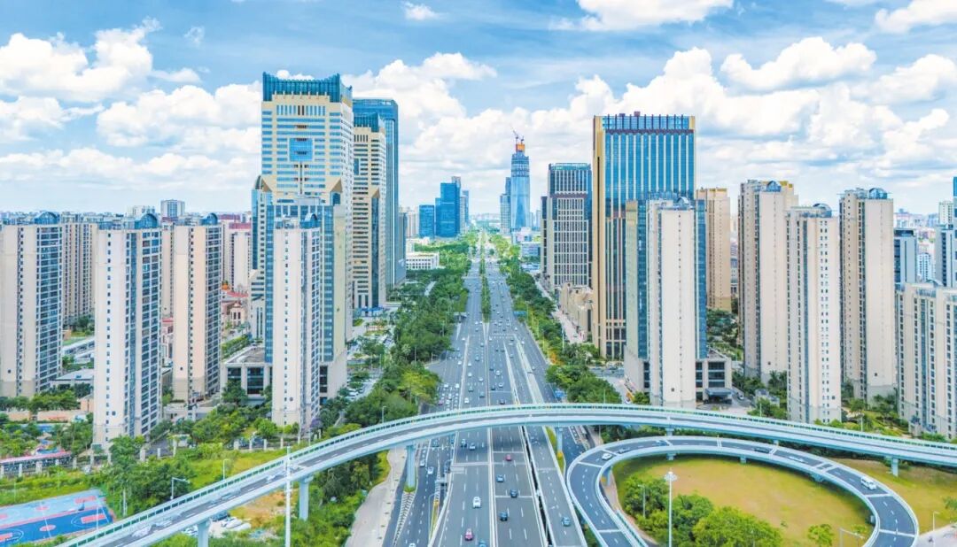 海口商务楼宇鳞次栉比，大英山金融集聚区与琼山区中小企业创新孵化港、琼山区外企集聚区遥相呼应。本报记者 苏弼坤 摄.jpg