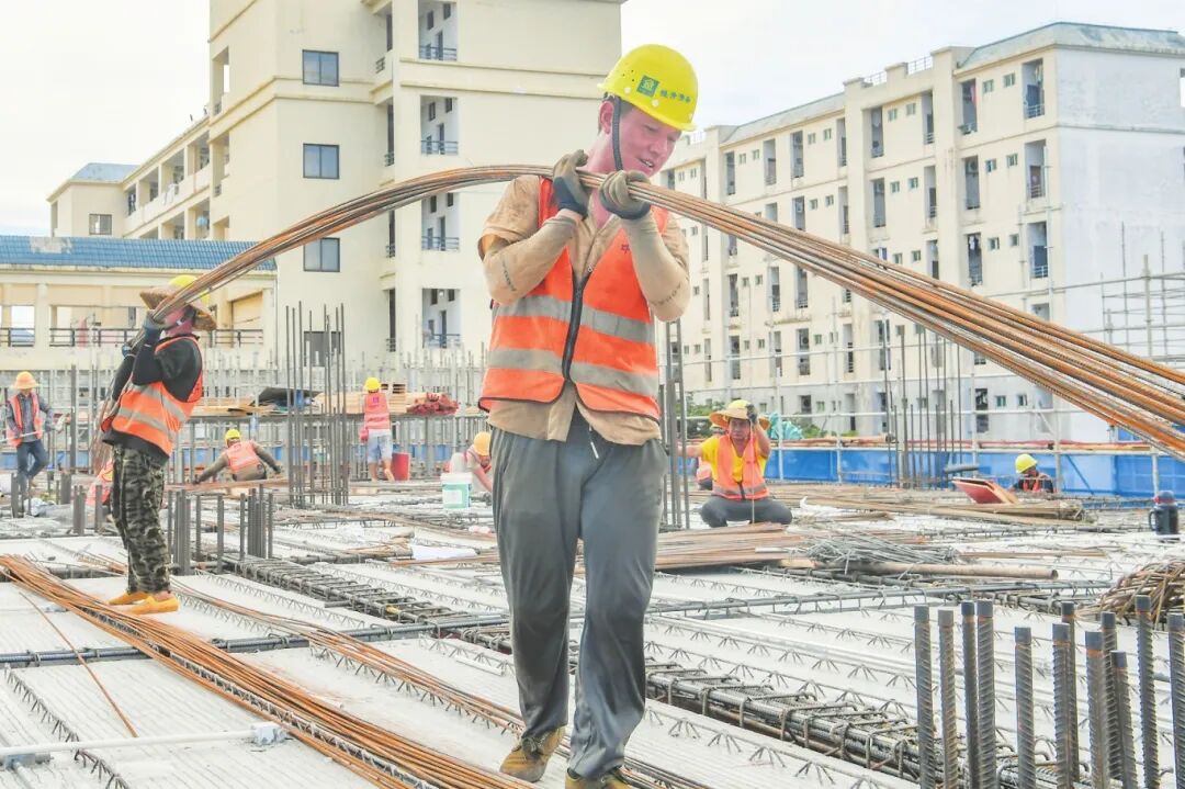 9月9日，在琼台师范学院桂林洋校区学生食堂综合楼建设项目现场，施工人员在搬运钢筋。本报记者 孙士杰 摄.jpg