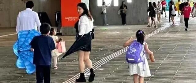 郭晶晶带3娃现身英国,打破豪门想象!网友:这才是真正的富养