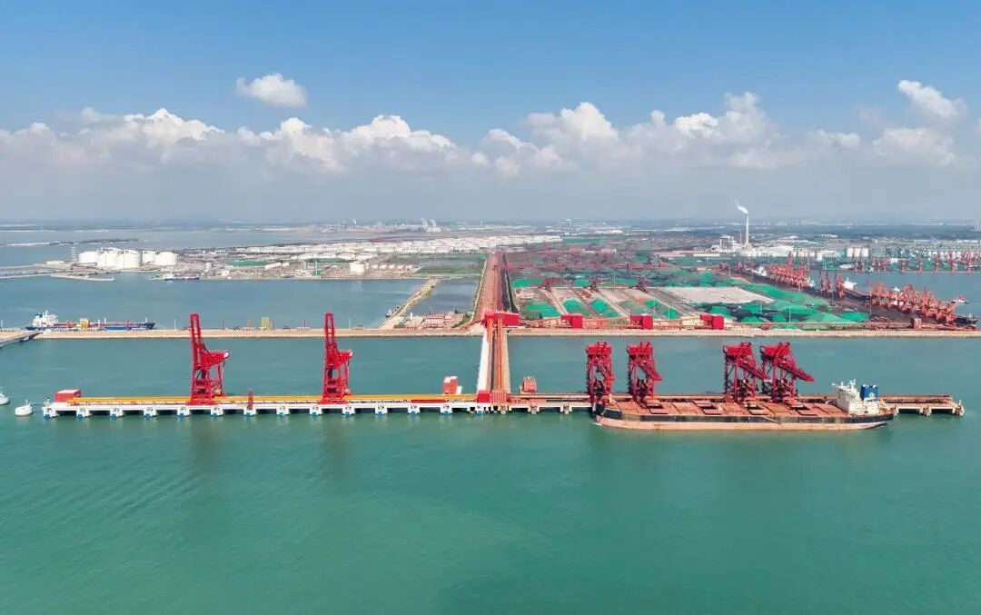 2025年9月2日，山东港口青岛港董家口港区第二座40万吨矿石码头顺利通过竣工验收现场核查。（图源：山东港口青岛港）