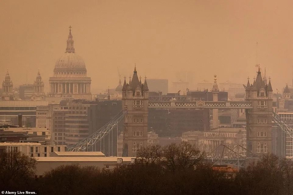 英国被撒哈拉沙尘暴袭击漫天黄土！BA.2型亚株导致全英感染率上升！鲍里斯访问沙特/阿联酋寻求能源供应！