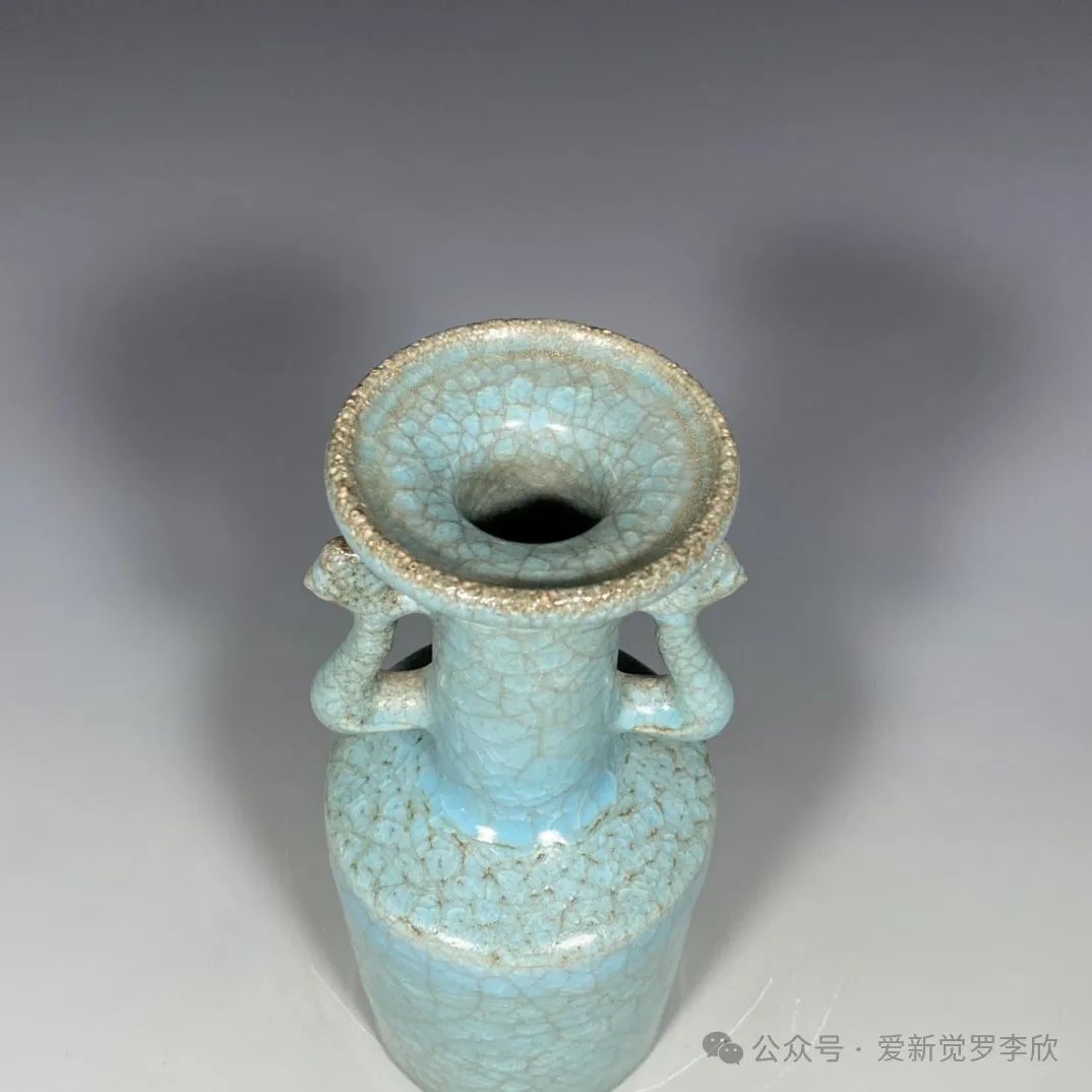 中国古美術・旧蔵の磁器・氷裂模様の八方弦文瓶・13x21. 中国古美術・旧蔵の磁器・氷裂模様の八方弦文瓶・13x21.
