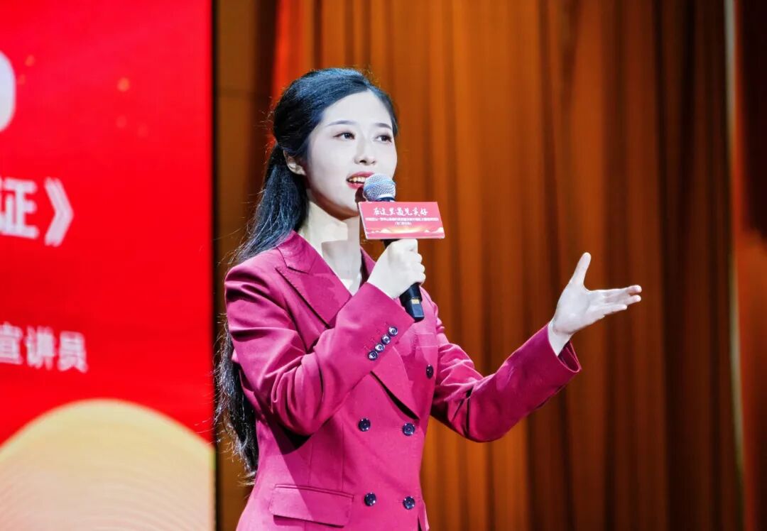 宣讲员龙门县烟草专卖局黄瑶演讲《竹柏的见证》。