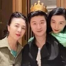 范冰冰晒一家三口合影,74岁范爸爸冻龄气质不输男模,这一家子基因太强了