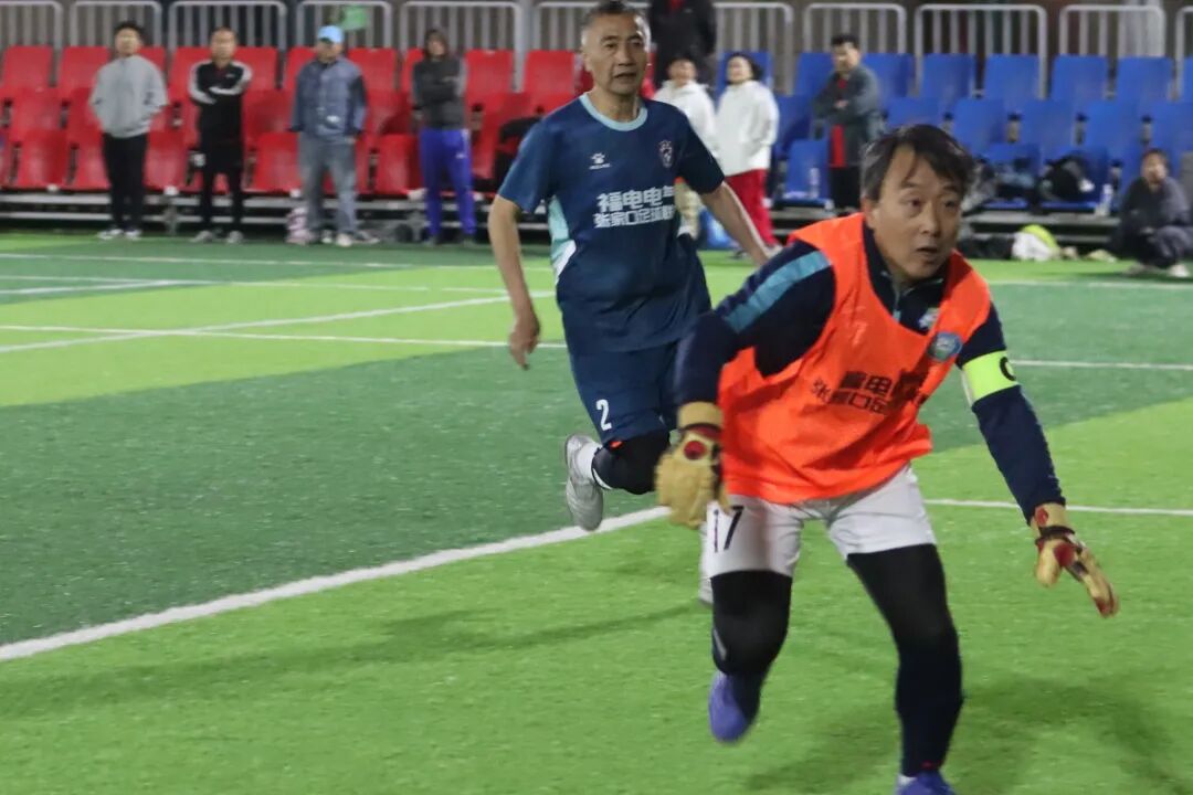 「足球联赛」乙级组精彩对决,岳兵状态奇佳上演"帽子戏法",老男孩快乐