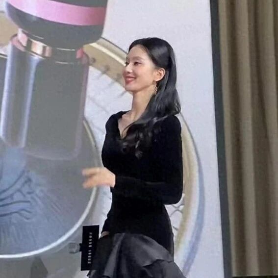 刘诗诗亮相线下活动,黑丝绒简直妈妈级别的美貌,黑发也太显气质