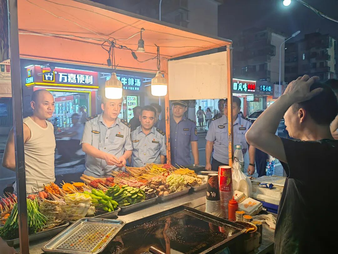 图3：日常执法照片（严打夏季夜市假劣肉制品）.jpg