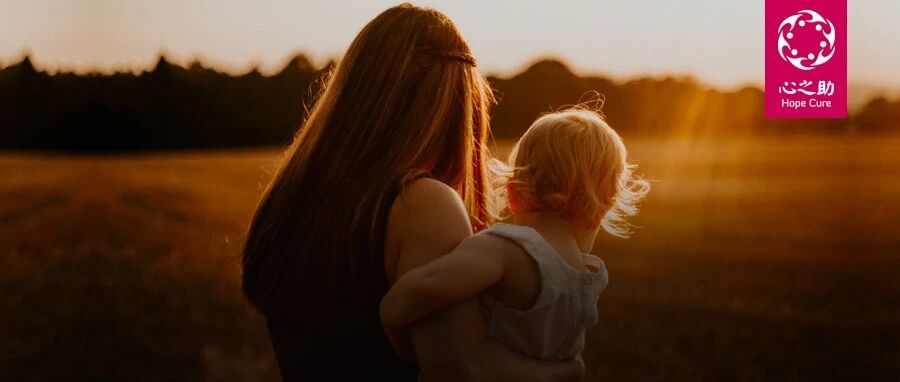 女子连捅自己7刀，真相令人心酸：每个“疯女人”的背后，都有一个缺位的丈夫
