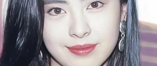 王祖贤身家几亿,变成给客人烧艾的老板娘?网友懵了:她脸咋的了?
