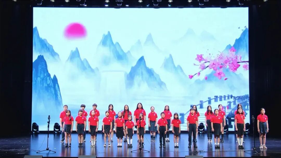 美高合唱团是一支充满活力和激情的学生团体,汇聚了热爱音乐,才华横溢