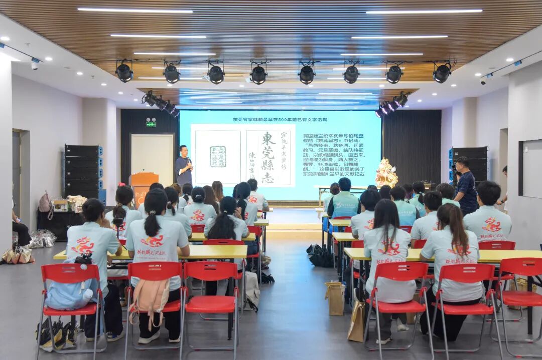 一场面向大学生的“匠心课堂”：在指尖劳作中触摸非遗根脉 (1).jpg