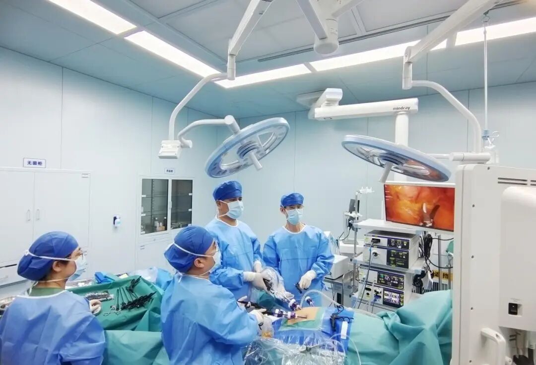 蒋基令主任(右一)在为患者手术2023年5月,经过mdt(多学科会诊)讨论