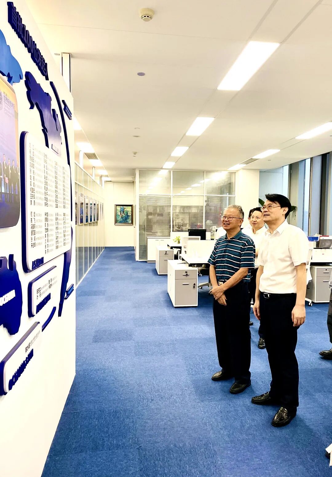 省市老领导莅临世界会长大会组委会指导工作