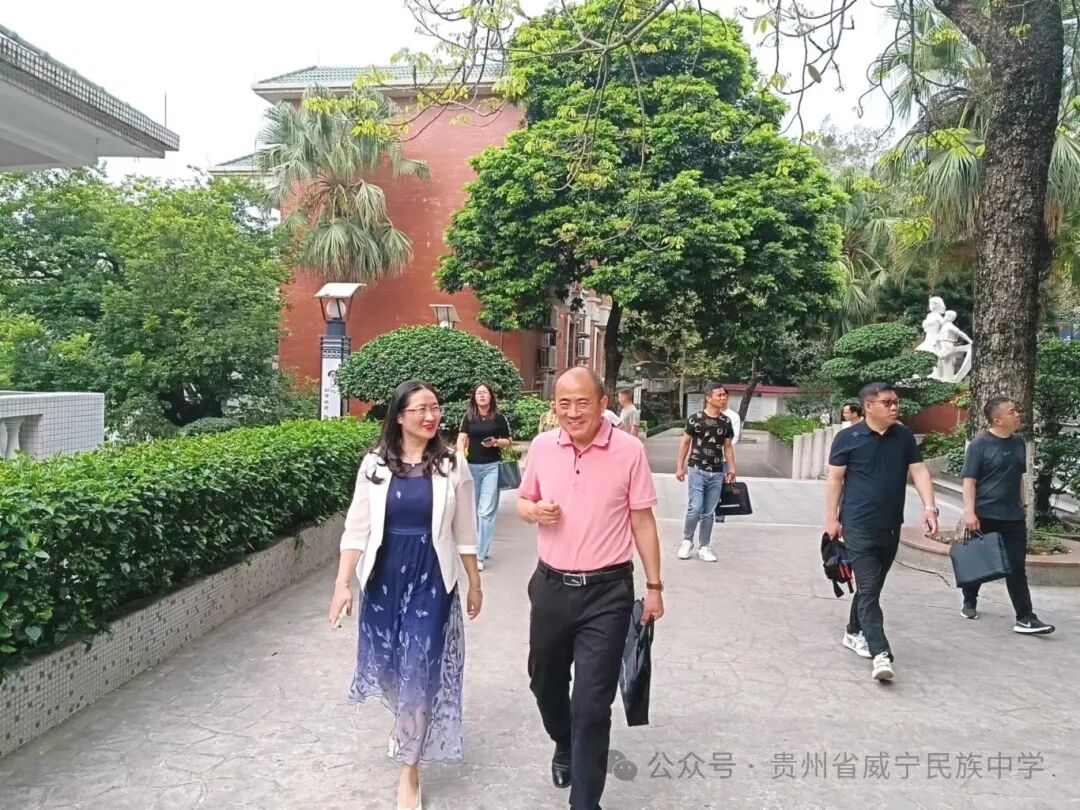 工作室成员在研修期间参观了番禺区洛溪新城中学,番禺区象贤中学,番禺