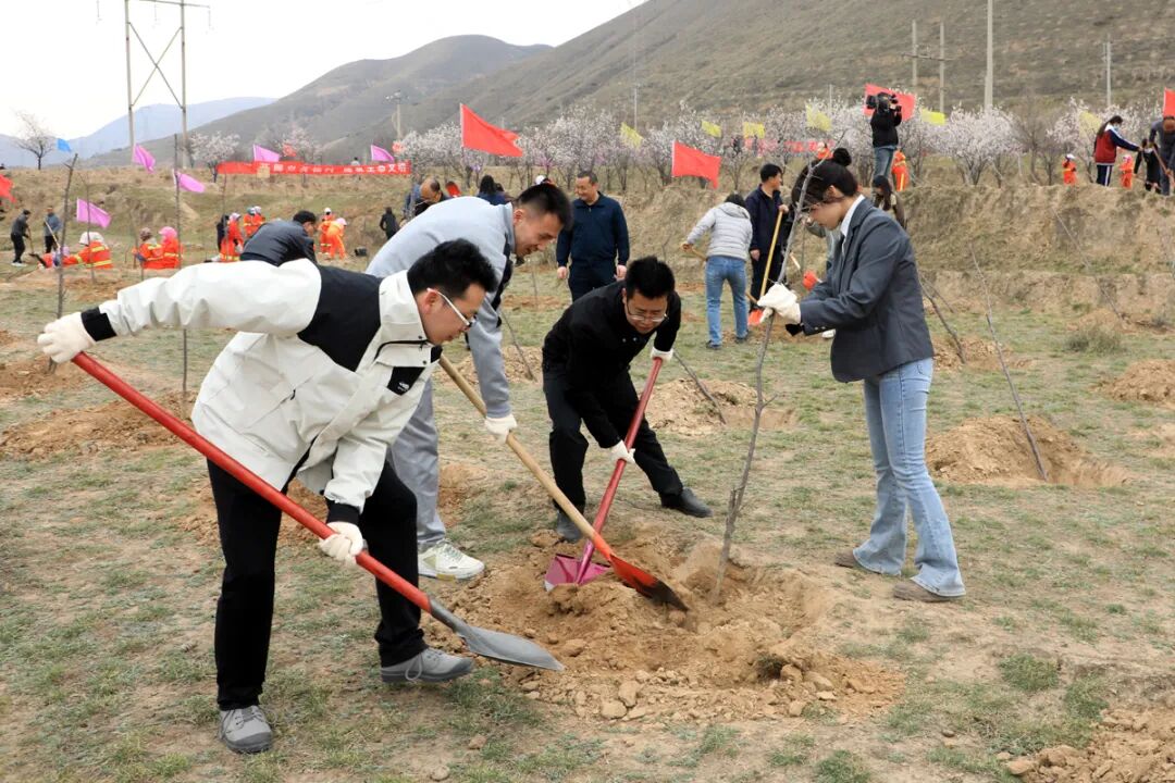 民和县第二中学高二年级(8)班的张亚楠,范慧霞同学提着水桶,小心翼翼