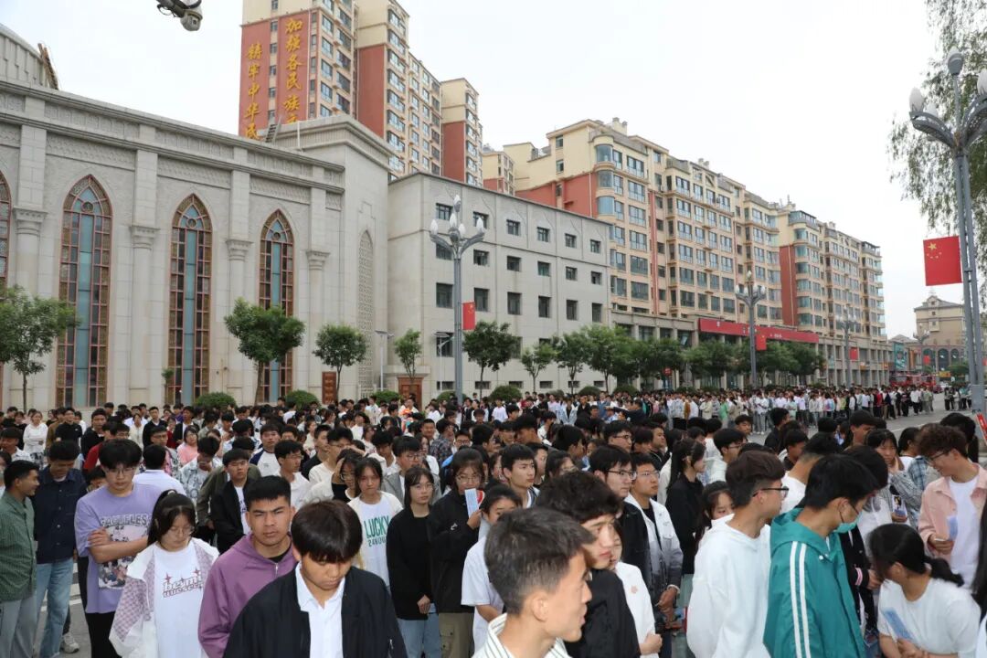 【直击高考首日】民和县4198名考生书写高考答卷