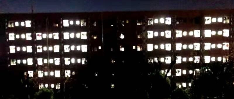 亮了！贵州一高校万人荧光夜跑表白