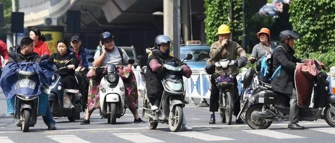 贵州电动自行车违法处罚来了！不挂号牌20、不戴头盔20、逆行40……