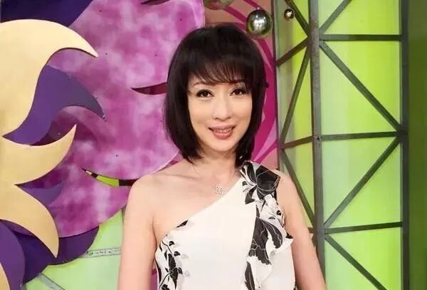 实惨当街被老公家暴啥时候秘密结的婚