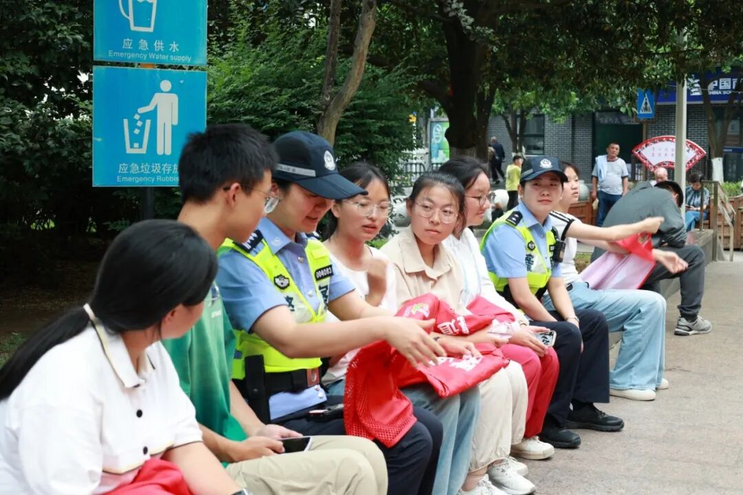 政治教导员袁红与志愿者一起.jpg