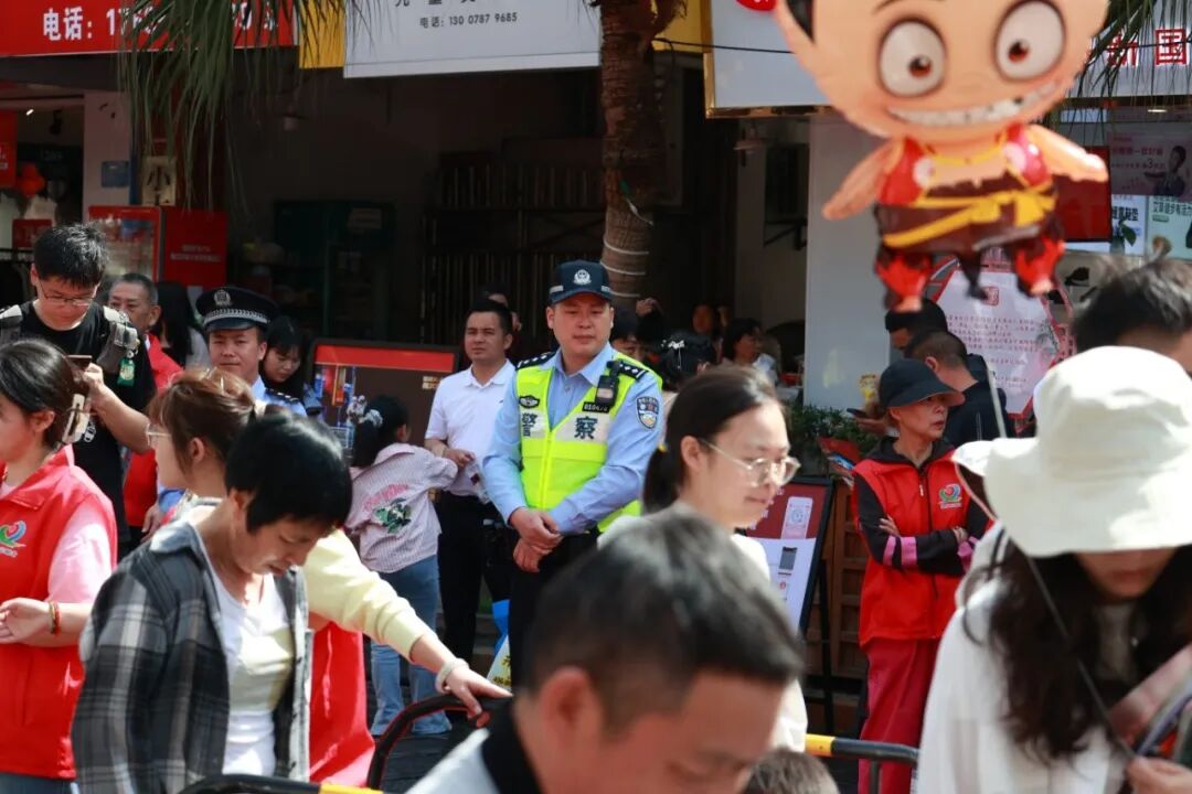节假日，民警与志愿者一起维护秩序.jpg