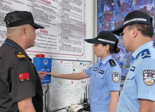 民警测试一键报警装置.jpg