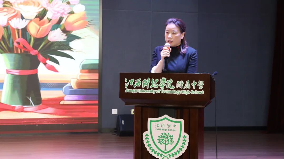 论坛第一阶段,学校邀请了知名亲子教育专家孙一鸣教授来校给全体