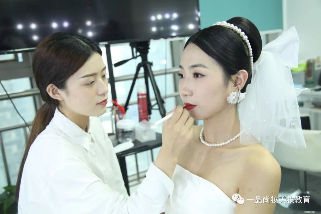 化妆学校正规学校学费一览表_化妆学校_化妆学校哪个学校好