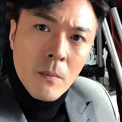 于小伟与高圆圆分手后,12年无绯闻,如今47岁苦尽甘来高调感谢妻子