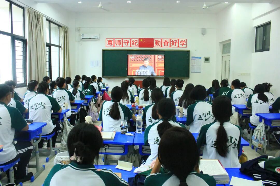 【阅兵展国威 吾辈当自强】山东运河职业中专全体师生共同观看阅兵仪式(图23)