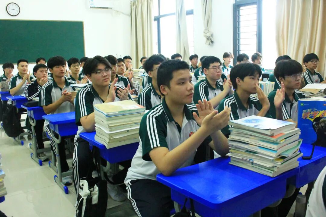 【阅兵展国威 吾辈当自强】山东运河职业中专全体师生共同观看阅兵仪式(图22)