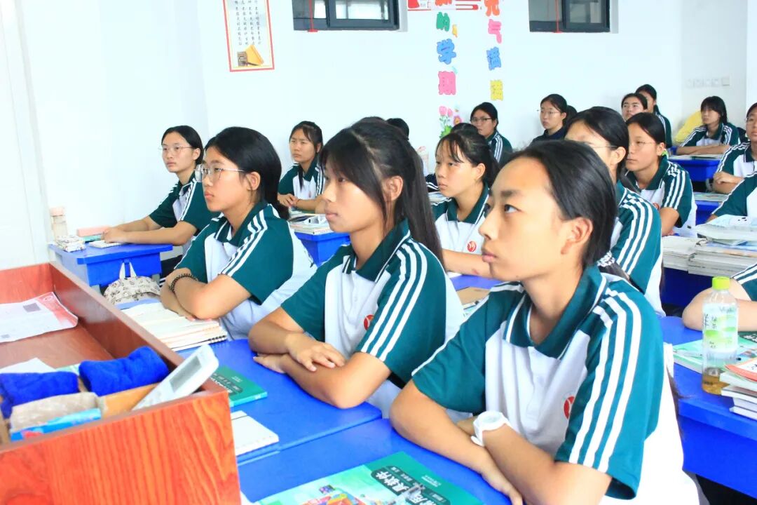 【阅兵展国威 吾辈当自强】山东运河职业中专全体师生共同观看阅兵仪式(图31)