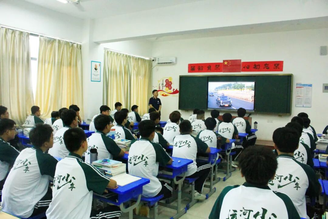 【阅兵展国威 吾辈当自强】山东运河职业中专全体师生共同观看阅兵仪式(图32)