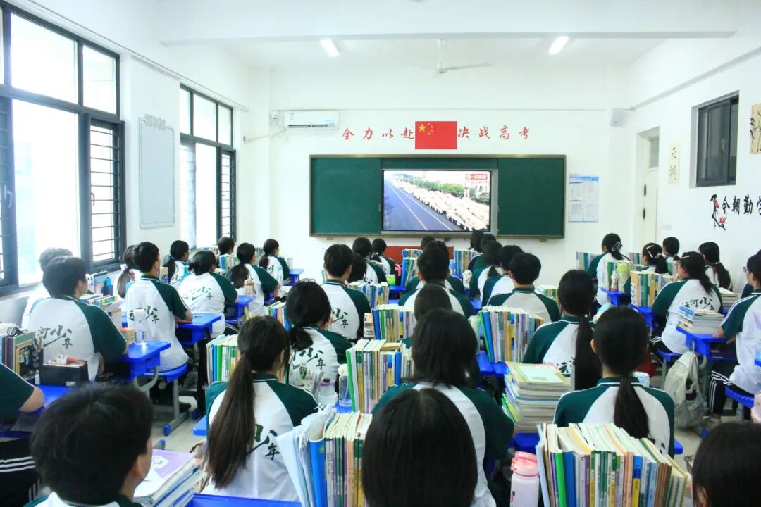 【阅兵展国威 吾辈当自强】山东运河职业中专全体师生共同观看阅兵仪式(图27)