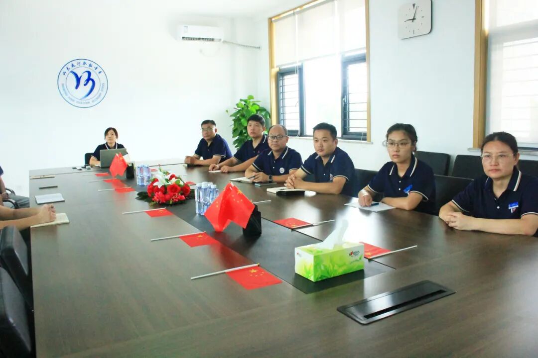 【阅兵展国威 吾辈当自强】山东运河职业中专全体师生共同观看阅兵仪式(图16)