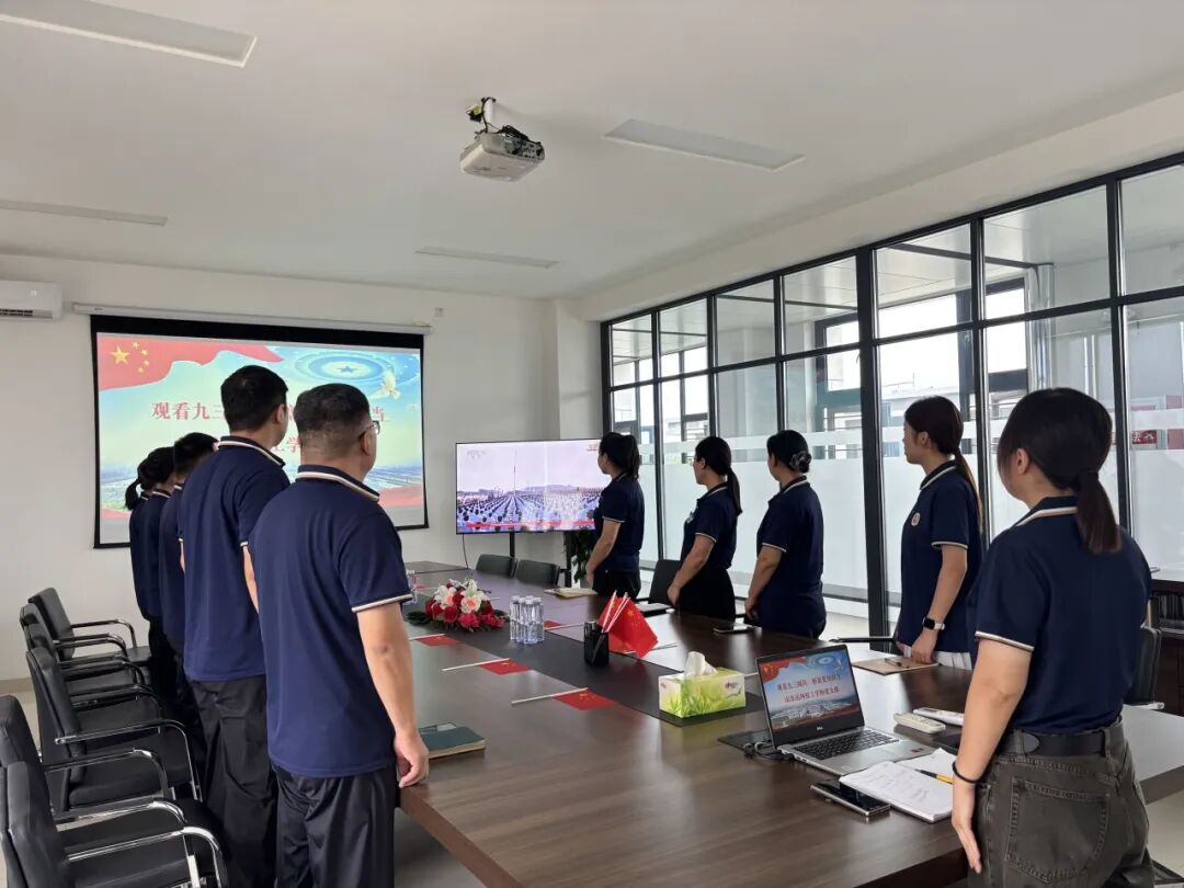 【阅兵展国威 吾辈当自强】山东运河职业中专全体师生共同观看阅兵仪式(图15)