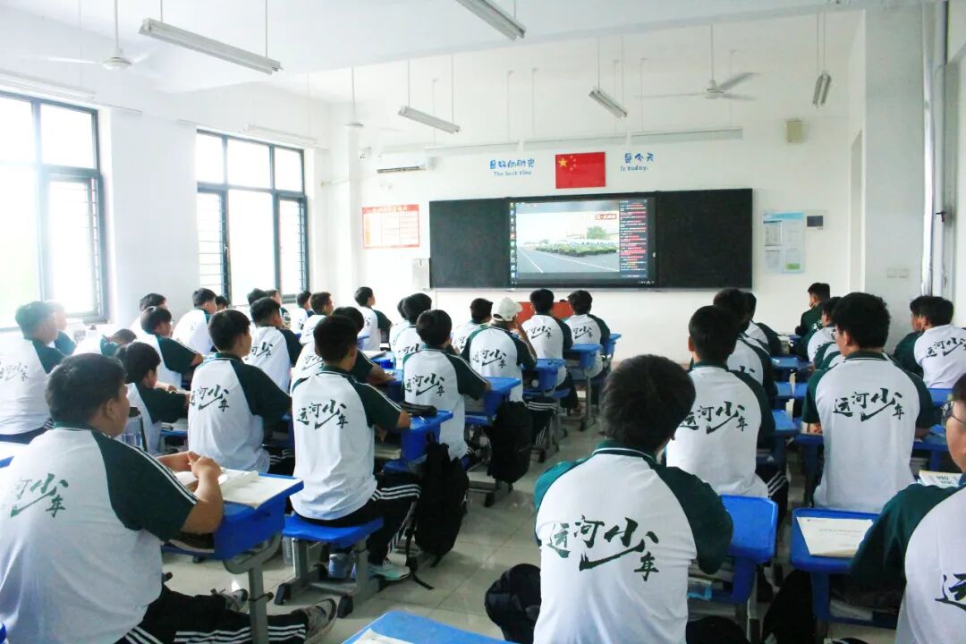 【阅兵展国威 吾辈当自强】山东运河职业中专全体师生共同观看阅兵仪式(图34)