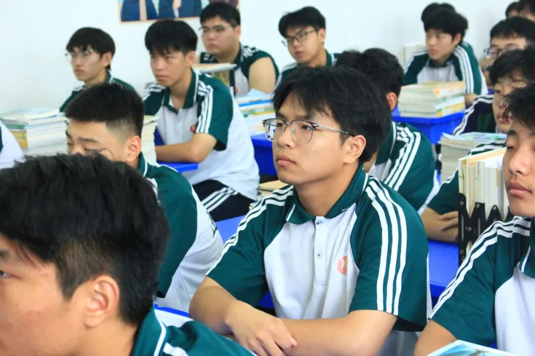 【阅兵展国威 吾辈当自强】山东运河职业中专全体师生共同观看阅兵仪式(图26)