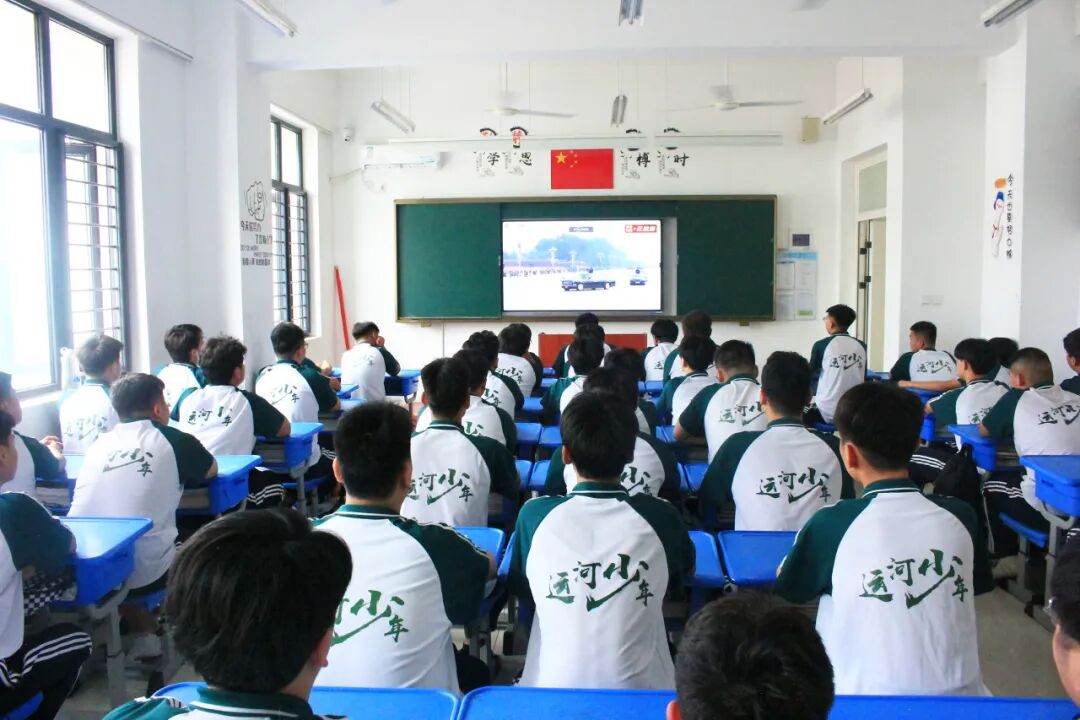 【阅兵展国威 吾辈当自强】山东运河职业中专全体师生共同观看阅兵仪式(图36)