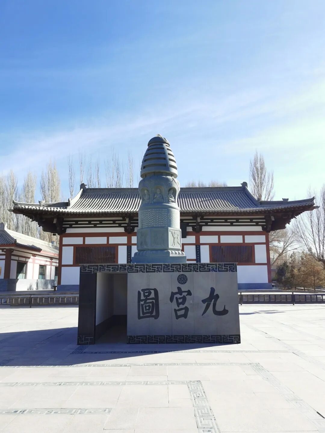 听当地人说,守岁夜"全敦煌人都会去雷音寺",我们信以为真.